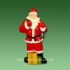 �berlebensgro�er Weihnachtsmann mit Geschenken